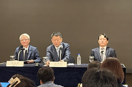 강성두(왼쪽부터) 영풍 사장, 김광일 MBK파트너스 부회장, 이성훈 베이커매킨지코리아 변호사가 19일 서울 소공동 롯데호텔에서 열린 기자간담회에서 질의응답을 하고 있다. 장우진 기자